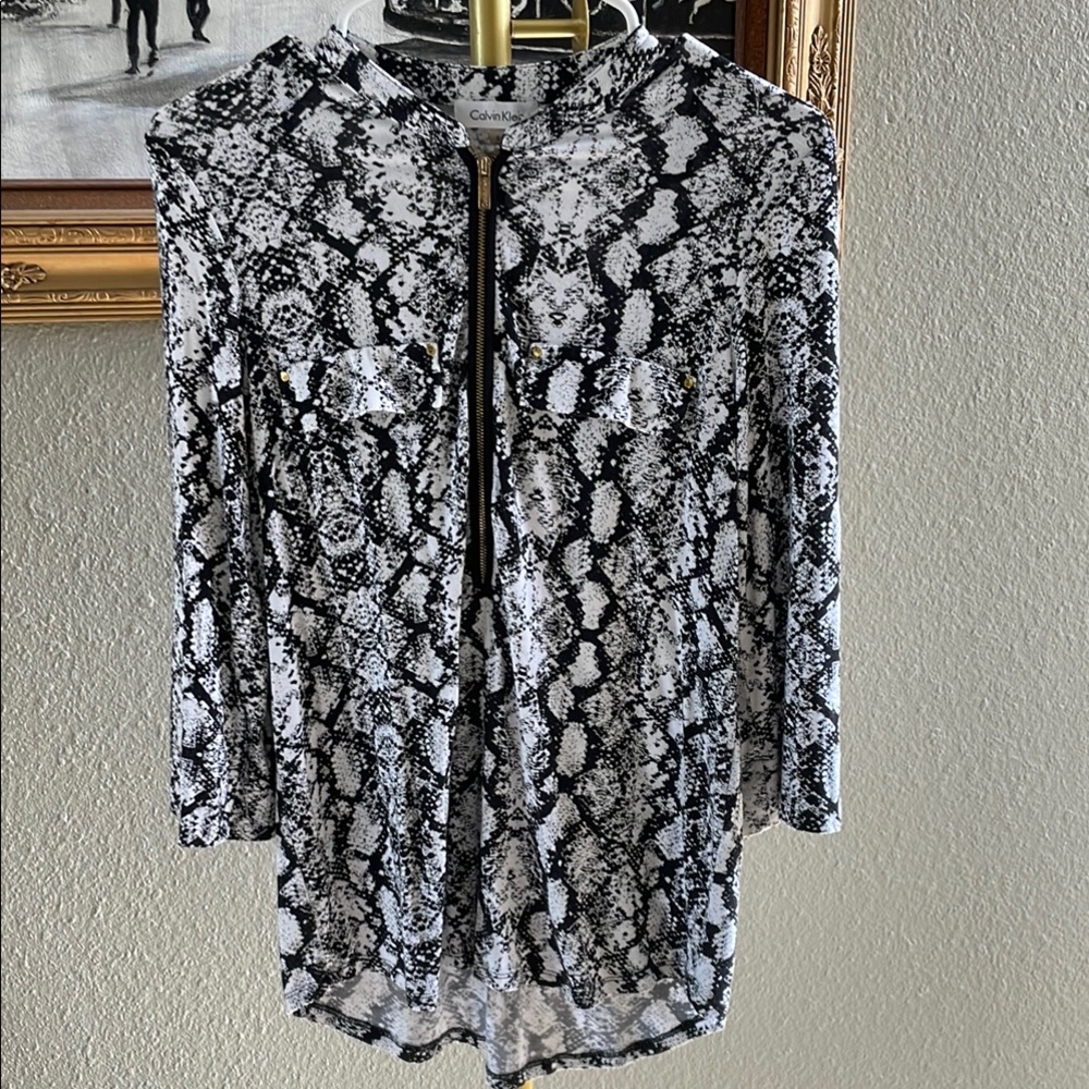 Calvin Klein Black and White 3/4 Sleeve Graphic Shirt